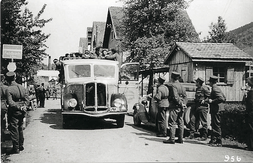 KZ-Häftlinge aus Dachau auf dem Lastwagen in Schaanwald, an der Grenz mit etlichen Schweizer Grenzwächtern, Mai 1945; Liechtensteinisches Landesarchiv, B 413/005/006